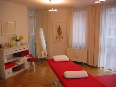 das rote Behandlungszimmer- Klick für Panorama